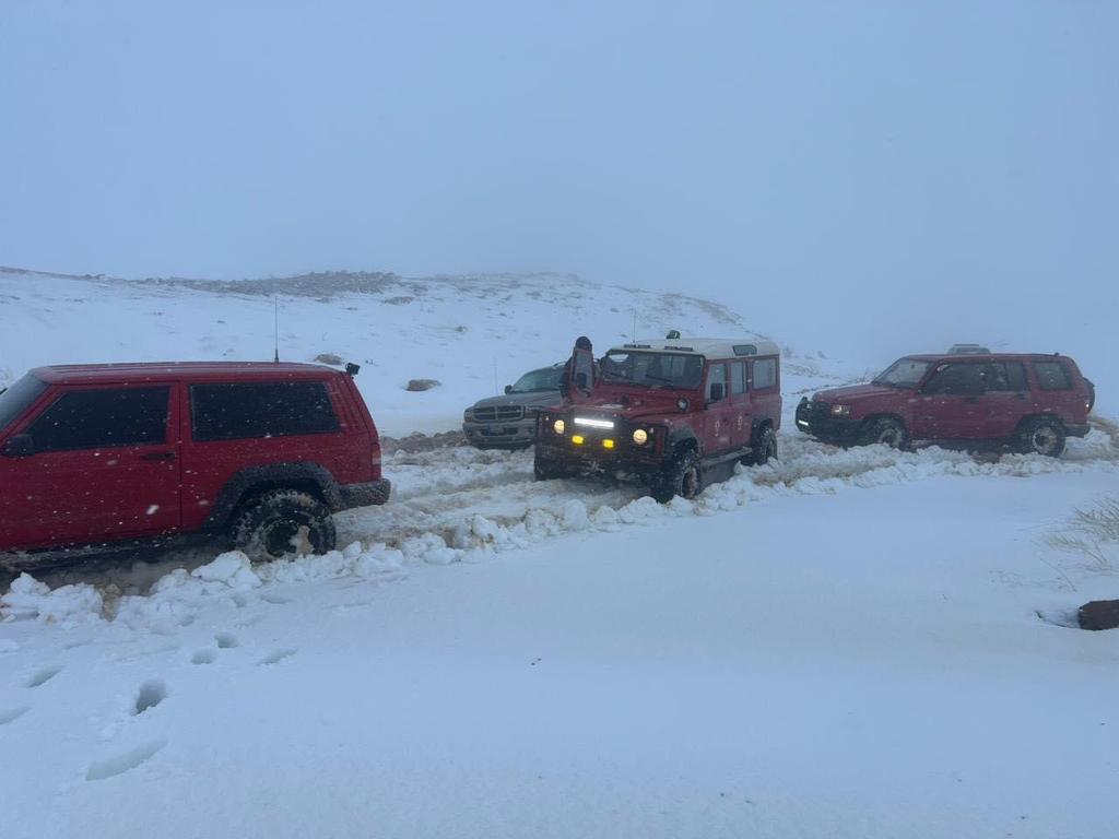 بالصور- في أعالي جبل صنين... الثلوج تحاصر 6 مواطنين